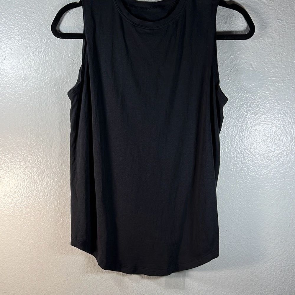 Lululemon Women’s Sleeveless Round Neck Cotton Workout T-Shirt w/ Rounded Hem. B